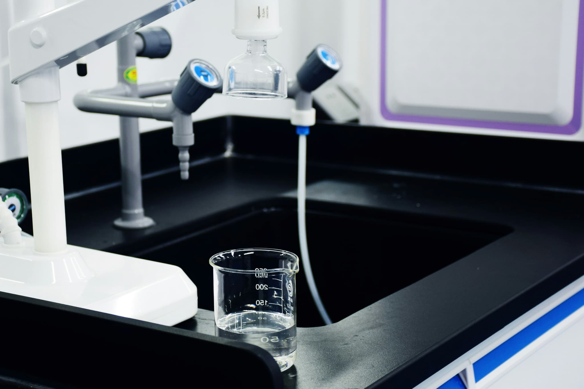 EPA se voorgestelde PFAS-drinkwatermoniteringsreël: implikasies vir farmaseutiese waterstelsels